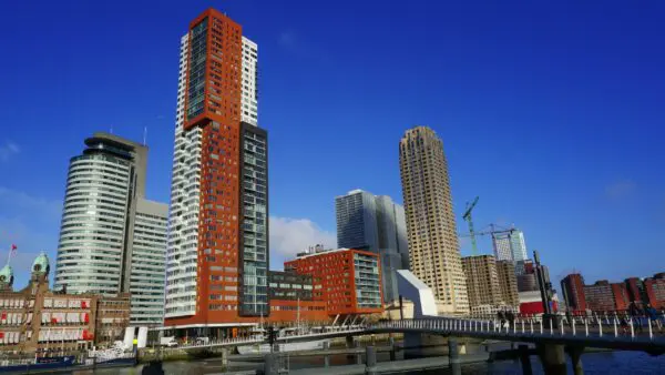 Rotterdam hoge gebouwen zijaanzicht van onderen